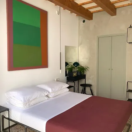 Fragile Boutique Hotel ホテル